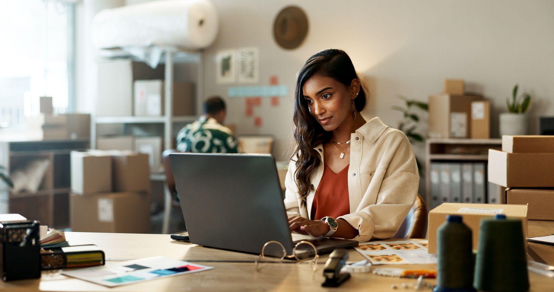 Mode, Frau und Lesen auf dem Laptop im Büro für Forschung, Feedback und Lieferkette für Unternehmen. Indische, personelle und planerische Daten am PC für Logistik-, Lagerverwaltungs- oder Paketverteilungsdaten